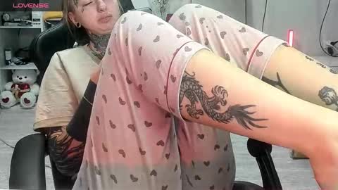 Snapshot of _feralberry__ chatting on 11-06-25, 04:35 Alis online show from 11-06-25, 04:35