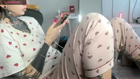 Snapshot of _feralberry__ chatting on 11-08-25, 08:47 Alis online show from 11-08-25, 08:47