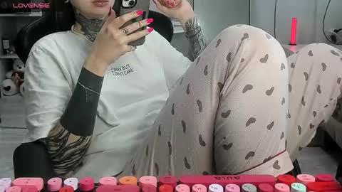 Snapshot of _feralberry__ chatting on 11-12-25, 08:04 Alis online show from 11-12-25, 08:04