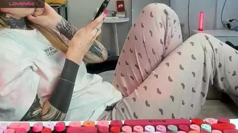 Snapshot of _feralberry__ chatting on 11-13-25, 07:18 Alis online show from 11-13-25, 07:18