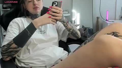 Snapshot of _feralberry__ chatting on 11-18-25, 12:20 Alis online show from 11-18-25, 12:20