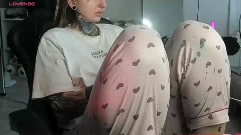 Snapshot of _feralberry__ chatting on 11-19-25, 08:58 Alis online show from 11-19-25, 08:58