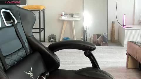 Snapshot of _feralberry__ chatting on 11-20-25, 08:14 Alis online show from 11-20-25, 08:14