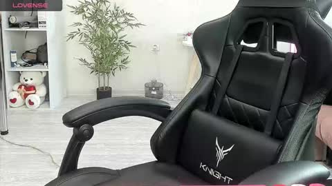 Snapshot of _feralberry__ chatting on 11-23-25, 10:15 Alis online show from 11-23-25, 10:15