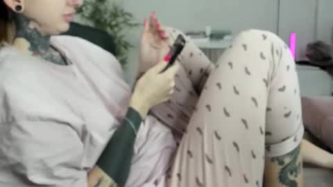 Snapshot of _feralberry__ chatting on 11-26-25, 10:27 Alis online show from 11-26-25, 10:27