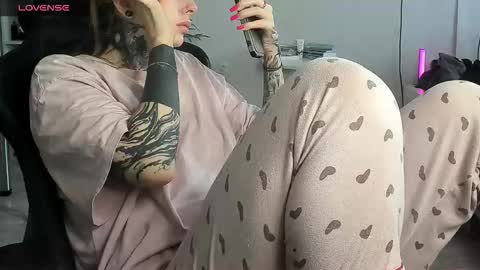 Snapshot of _feralberry__ chatting on 11-27-25, 09:44 Alis online show from 11-27-25, 09:44