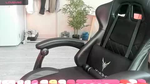 Snapshot of _feralberry__ chatting on 12-18-25, 07:58 Alis online show from 12-18-25, 07:58