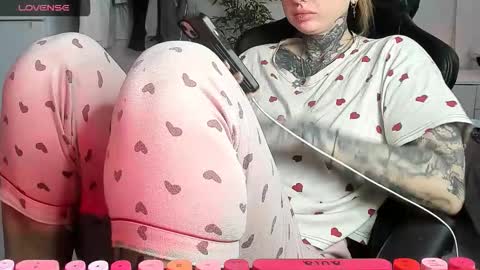 Snapshot of _feralberry__ chatting on 12-20-25, 08:10 Alis online show from 12-20-25, 08:10