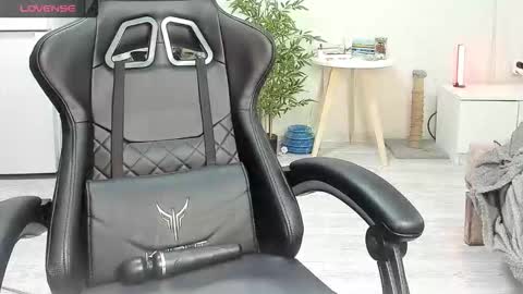 Snapshot of _feralberry__ chatting on 12-21-25, 07:15 Alis online show from 12-21-25, 07:15