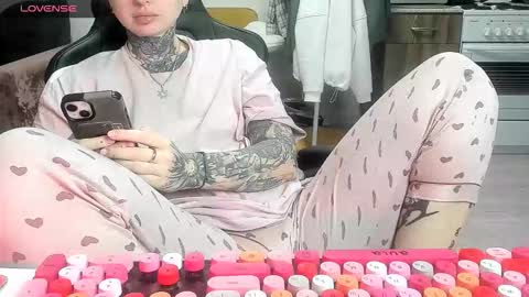 Snapshot of _feralberry__ chatting on 02-06-26, 08:34 Alis online show from 02-06-26, 08:34