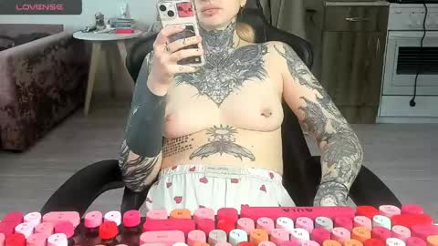 Snapshot of _feralberry__ chatting on 03-06-26, 09:06 Alis online show from 03-06-26, 09:06