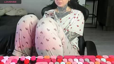 Snapshot of _feralberry__ chatting on 06-05-26, 09:04 Alis online show from 06-05-26, 09:04