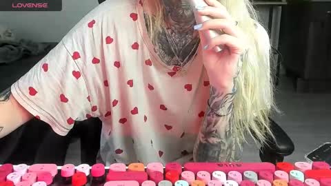 Snapshot of _feralberry__ chatting on 06-07-26, 05:55 Alis online show from 06-07-26, 05:55