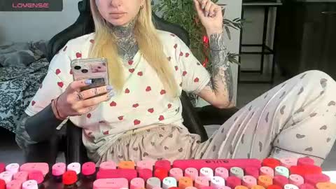 Snapshot of _feralberry__ chatting on 06-15-26, 06:37 Alis online show from 06-15-26, 06:37