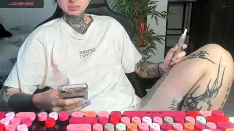Snapshot of _feralberry__ chatting on 06-23-26, 06:33 Alis online show from 06-23-26, 06:33