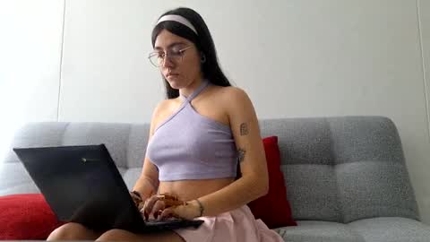 Snapshot of _ghostgirl__ chatting on 01-11-25, 06:01 SKY online show from 01-11-25, 06:01