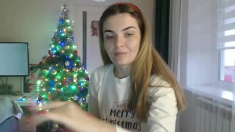 Snapshot of _hidden_frommymoom_ chatting on 12-25-24, 10:50 Criss4u online show from 12-25-24, 10:50