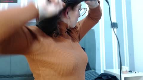 Snapshot of _isaabellaa chatting on 12-23-24, 05:54 Isa online show from 12-23-24, 05:54
