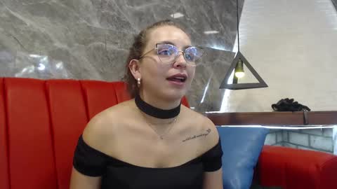 Snapshot of _isaabellaa chatting on 02-14-25, 02:44 Isa online show from 02-14-25, 02:44