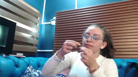 Snapshot of _isaabellaa chatting on 02-17-25, 05:43 Isa online show from 02-17-25, 05:43