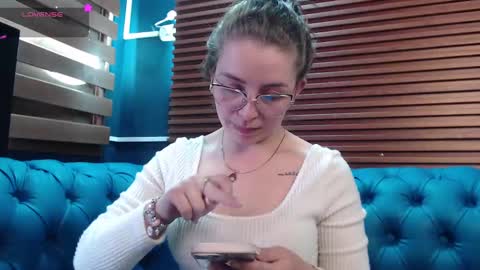 Snapshot of _isaabellaa chatting on 02-18-25, 02:27 Isa online show from 02-18-25, 02:27