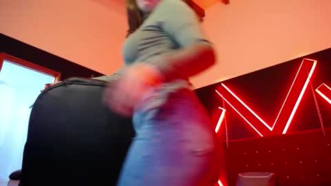 Snapshot of _isaabellaa chatting on 12-15-25, 11:36 Isa online show from 12-15-25, 11:36