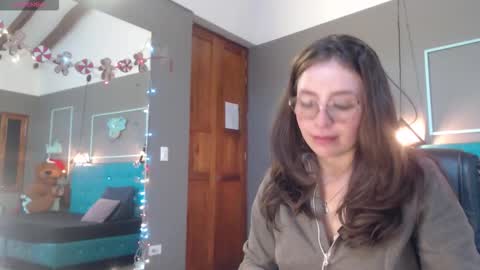 Snapshot of _isaabellaa chatting on 12-17-25, 01:17 Isa online show from 12-17-25, 01:17