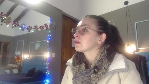 Snapshot of _isaabellaa chatting on 12-20-25, 11:17 Isa online show from 12-20-25, 11:17