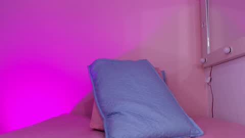 Snapshot of _kendall_07 chatting on 09-12-25, 11:54 Kendall online show from 09-12-25, 11:54