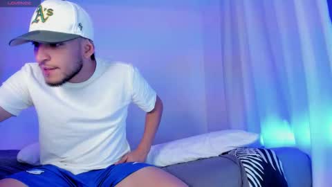 Snapshot of _kevin_xxx chatting on 12-04-25, 06:23 online show from 12-04-25, 06:23