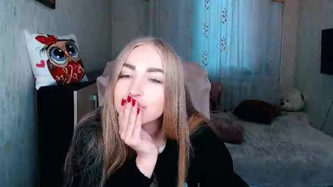 Snapshot of _kittyboo chatting on 09-25-25, 11:14 Aleksa online show from 09-25-25, 11:14