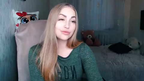 Snapshot of _kittyboo chatting on 11-29-25, 07:55 Aleksa online show from 11-29-25, 07:55