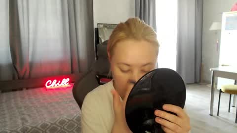 _lalune_ online show from 05-18-26, 05:46