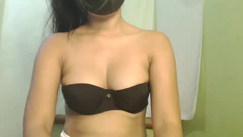 Snapshot of _lilies_gigi_ chatting on 12-17-25, 12:05 _lilies_gigi_ online show from 12-17-25, 12:05