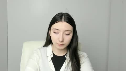 Snapshot of _luna_moon__ chatting on 10-17-25, 05:43 Luna online show from 10-17-25, 05:43