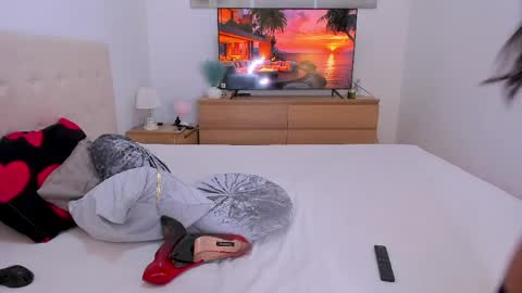 Lynna online show from 04-06-26, 10:54