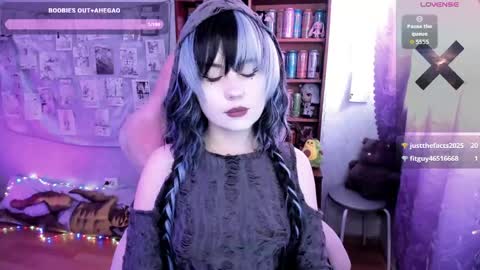 Mia online show from 04-21-26, 04:41