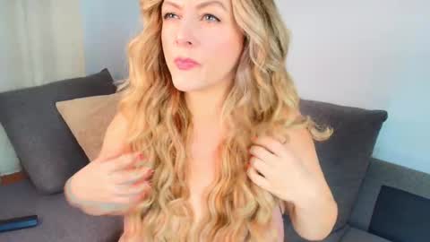 Snapshot of _madamemature_ chatting on 03-12-26, 07:53 Lady Chanel online show from 03-12-26, 07:53