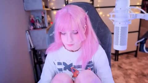 Snapshot of _mariko_ chatting on 11-16-25, 03:06 Mariko online show from 11-16-25, 03:06