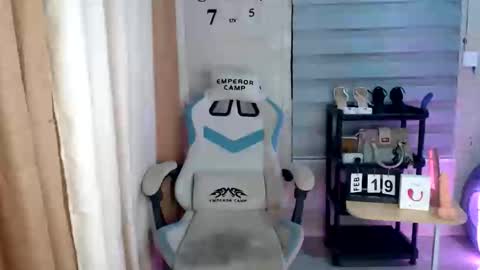 Snapshot of _mellyxxx chatting on 02-19-26, 01:51 Melly online show from 02-19-26, 01:51