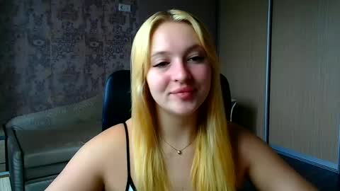 Snapshot of _mila_la_ chatting on 06-15-26, 08:38 Melanie online show from 06-15-26, 08:38