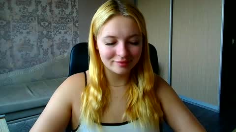 Snapshot of _mila_la_ chatting on 06-29-26, 10:10 Melanie online show from 06-29-26, 10:10
