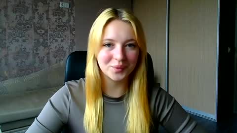 Snapshot of _mila_la_ chatting on 07-08-26, 08:08 Melanie online show from 07-08-26, 08:08