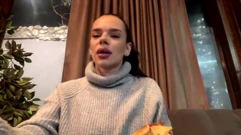 Snapshot of _milagoddess chatting on 12-19-24, 04:02 AstrideVonTeese online show from 12-19-24, 04:02