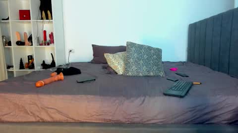 Snapshot of _milagoddess chatting on 09-17-25, 04:52 AstrideVonTeese online show from 09-17-25, 04:52