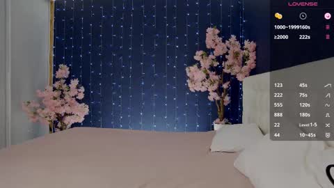 Snapshot of _mirror_girl chatting on 09-22-25, 04:14 Victoria online show from 09-22-25, 04:14