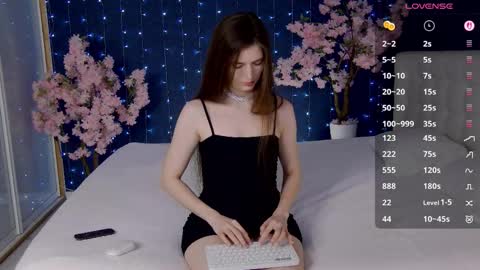 Snapshot of _mirror_girl chatting on 02-08-26, 06:06 Victoria online show from 02-08-26, 06:06