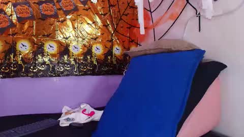 Snapshot of _mystic_luna chatting on 10-17-25, 11:57 Luna online show from 10-17-25, 11:57