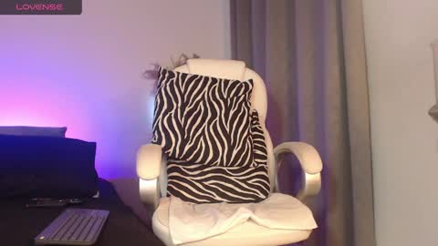 Snapshot of _naia_ross1 chatting on 05-19-26, 01:11 Naia Ross online show from 05-19-26, 01:11