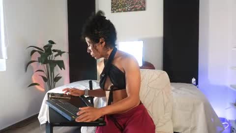 Snapshot of _nayra_ chatting on 08-06-26, 02:41 _nayra_ online show from 08-06-26, 02:41